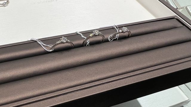 両サイドにもダイヤモンドが入ってる婚約指輪