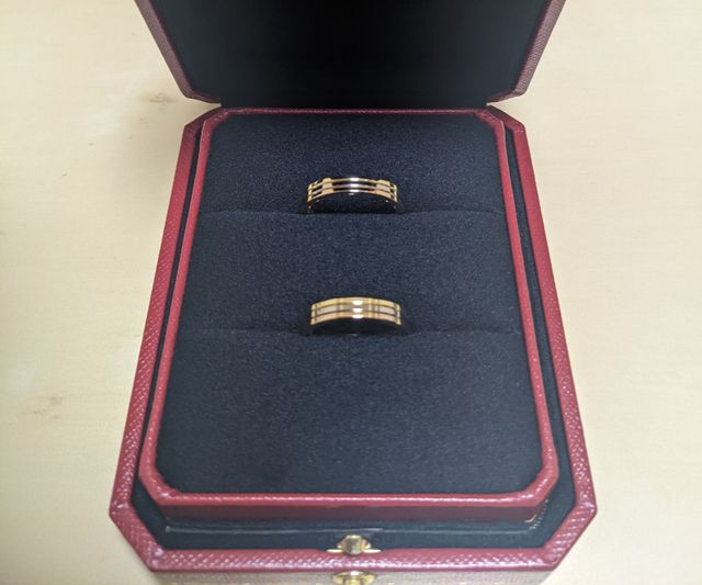 指輪が2本入るリングケースと、専用の外箱で受け取りました。