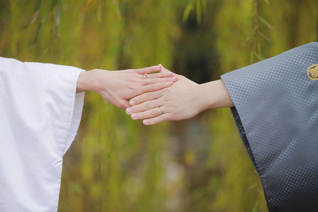 カルティエの結婚指輪とアイプリモの婚約指輪を重ね付け。