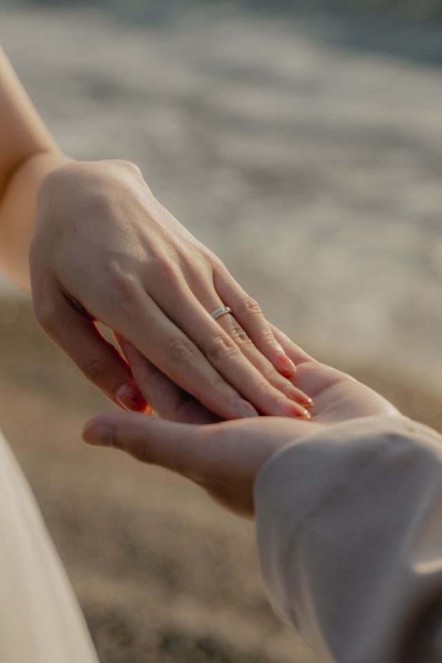 前撮りの時に指輪のカットも一緒に撮っていただきました。