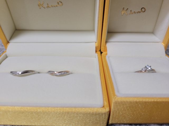 婚約指輪はサイドに小さいダイヤ、結婚指輪は一部マット加工。