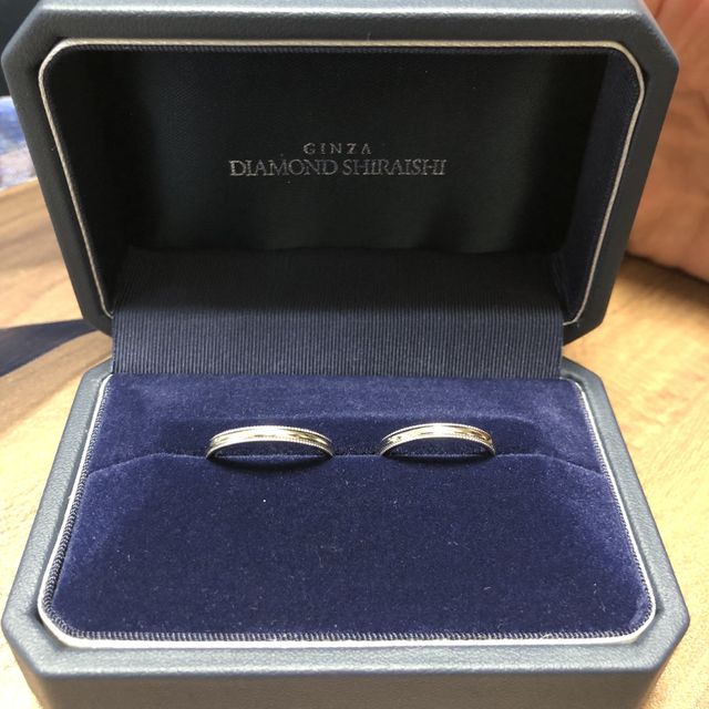 指輪の半分をミル打ち、半分はシンプルなデザインになっています