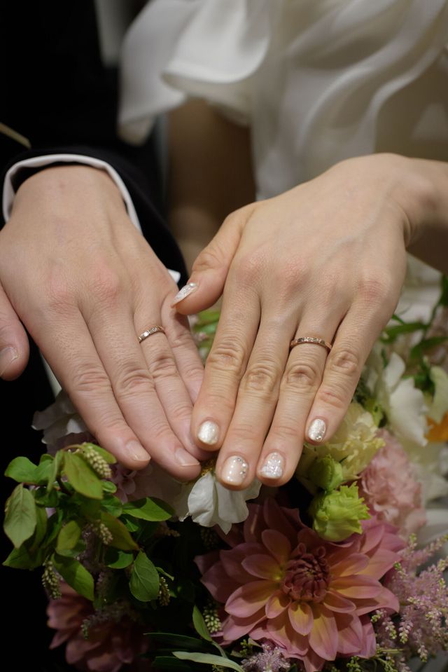 式の時に撮ってもらいました。夫婦でサイズ以外全く同じです。