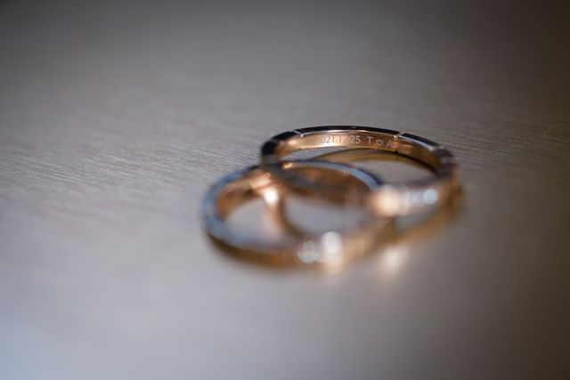 内側に刻印してもらいました。入籍の日と、イニシャルです。