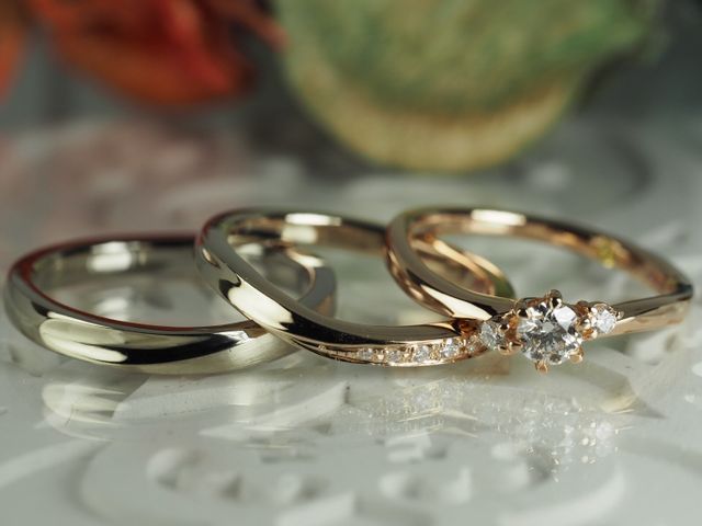 左二つが結婚指輪・右が婚約指輪