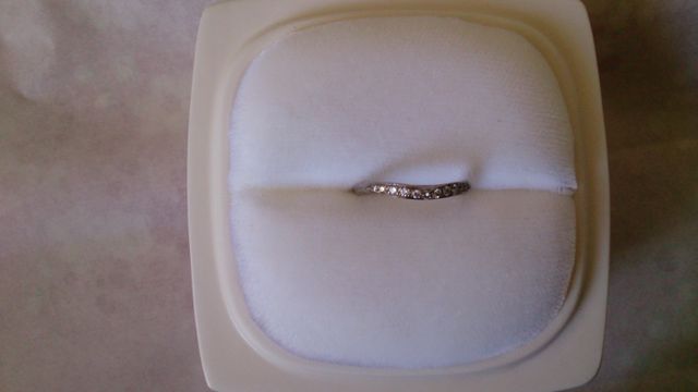 V字型でダイヤが中央に複数あります