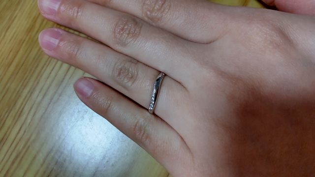 左のレメダイヤにピンクダイヤモンドをオーダーでつけました。