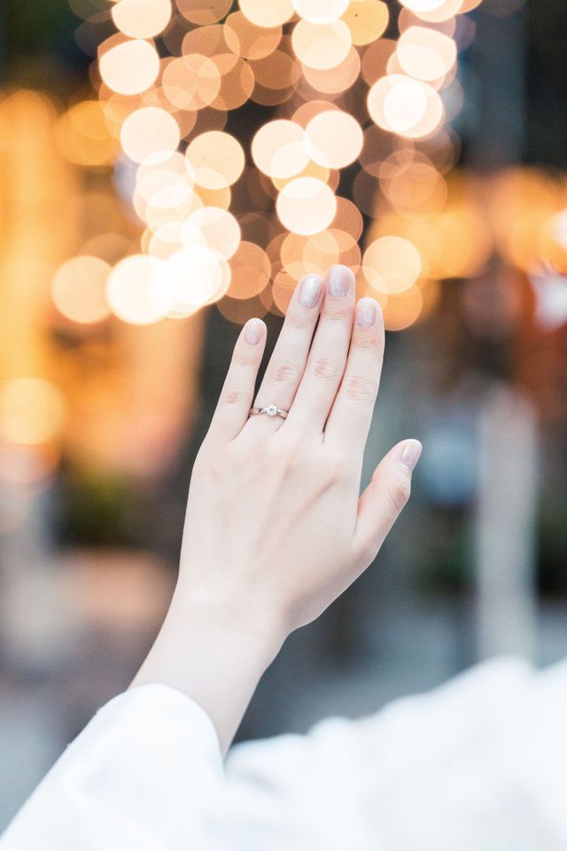前撮りの際に撮っていただいた婚約指輪の写真です。