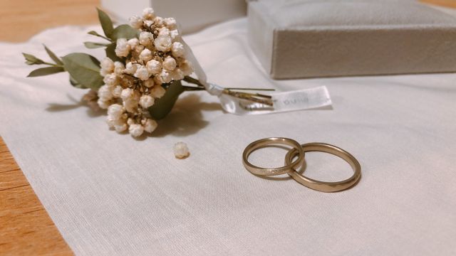 かすみ草のドライフラワーと共に届きました。