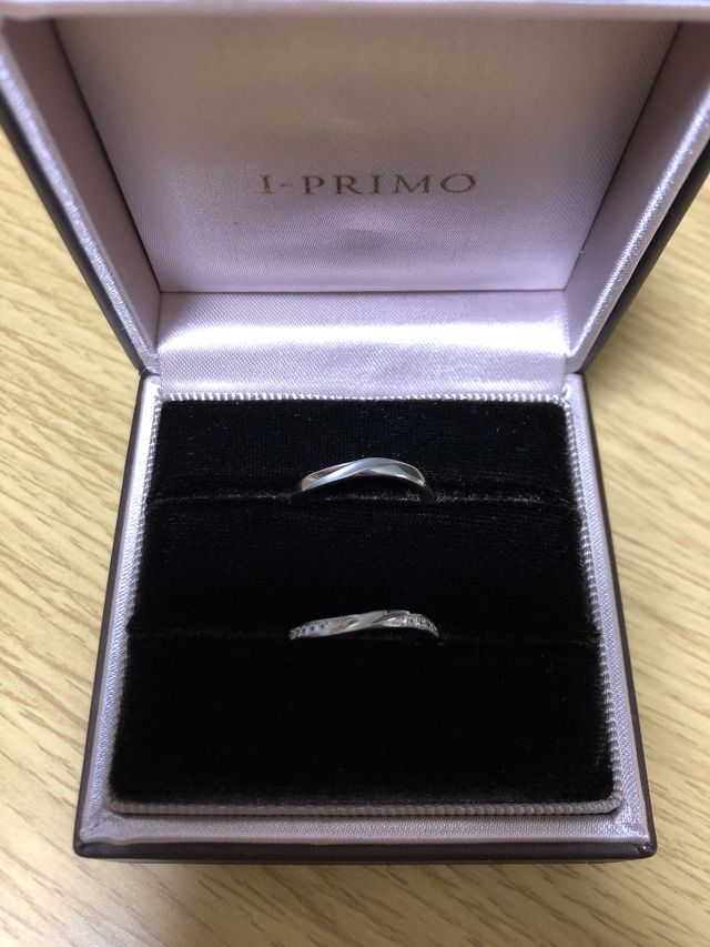 結婚指輪です。彼の方は真ん中に加工をしていただきました。