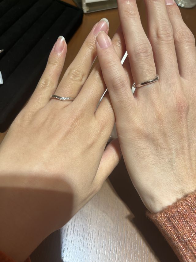 フローラシリーズのゆるいV字デザインの指輪です。