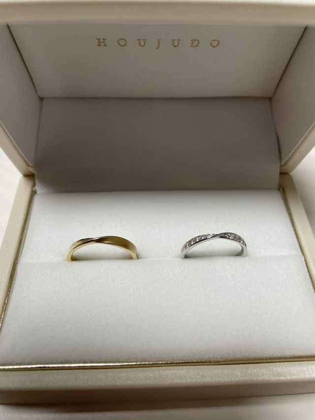 ゴールドは片側艶消し。プラチナはダイヤ片側7つずつの仕様。