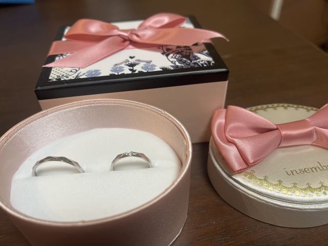 同じシリーズで男女ペアで購入しました。お箱も素敵です。