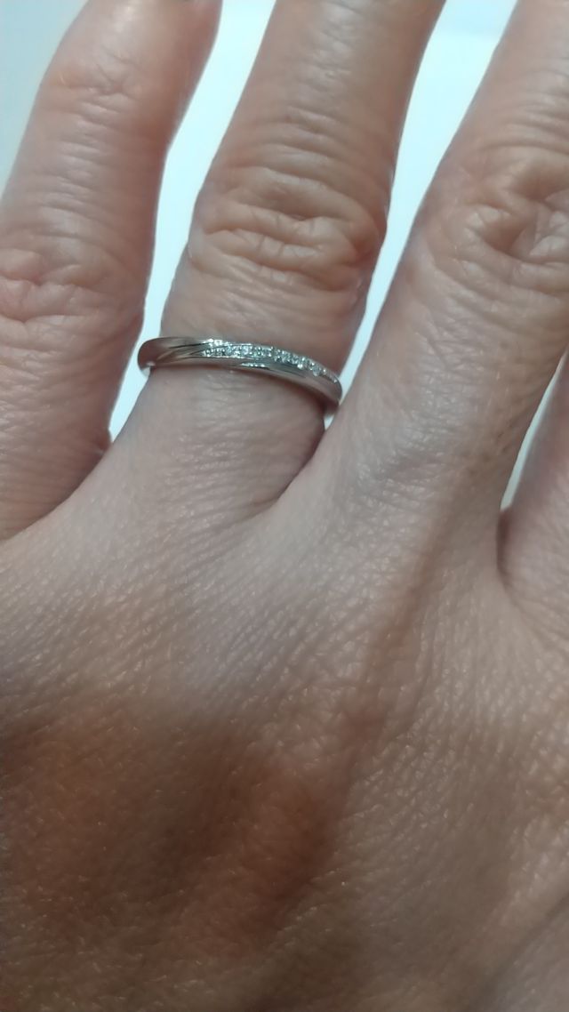 結婚指輪
石が控えめで、シンプルなデザインを選びました