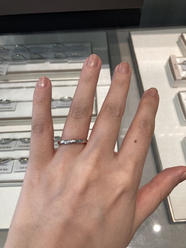 落ち着いた印象ですが華やかさも少しあって良い