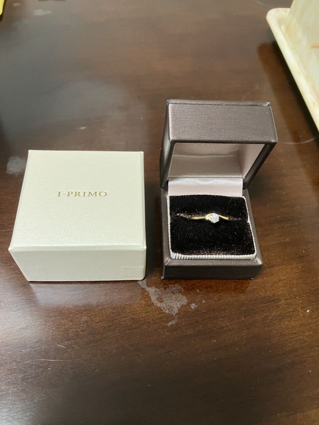 ピオネの花をイメージした指輪で色はイエローゴールドに