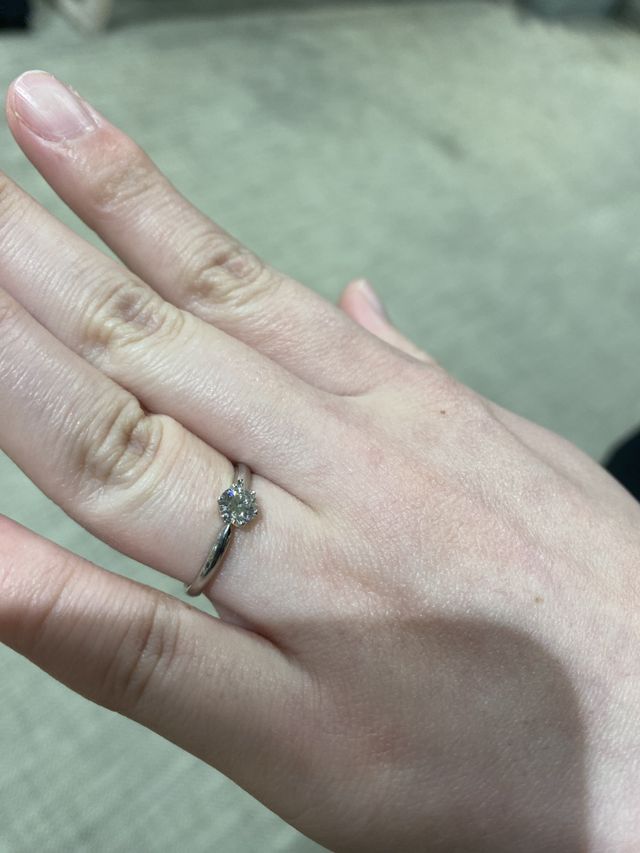 約0.4カラットのダイヤが指のサイズ的に丁度良くて綺麗