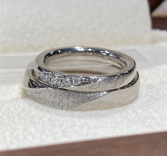 指輪を重ねた際、和紙加工が川のようにつながるデザイン