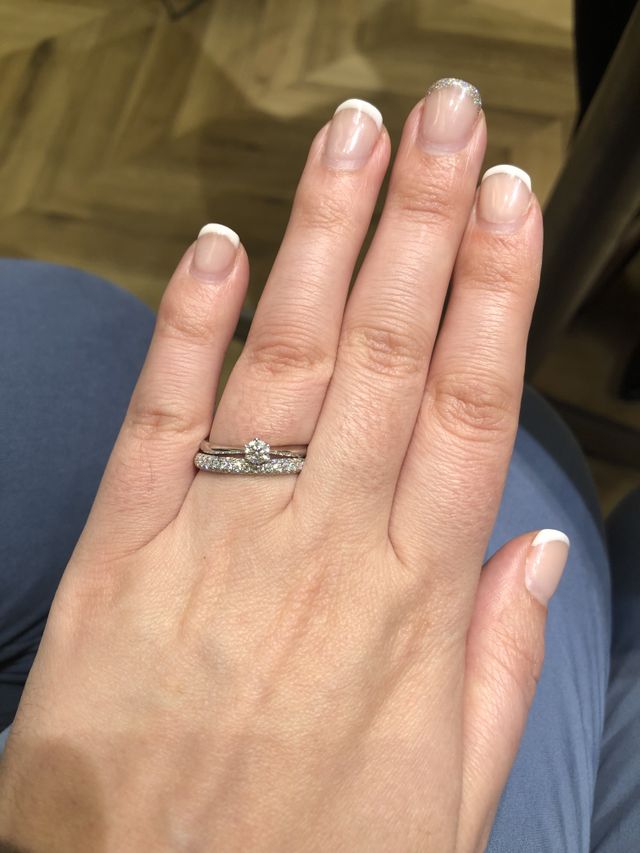 婚約指輪と一緒に付けたイメージ
※婚約指輪もラザール