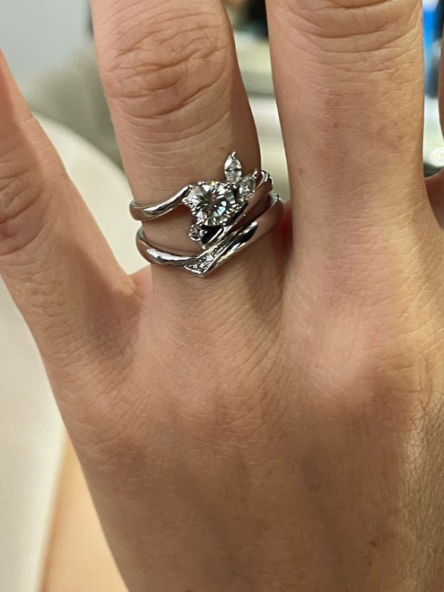 奥さんの婚約指輪に結婚指輪のデザインを合わせました。