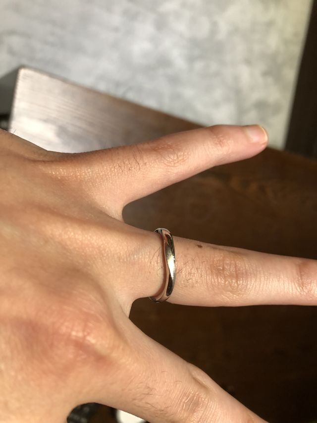 指輪を購入して付けている写真です。