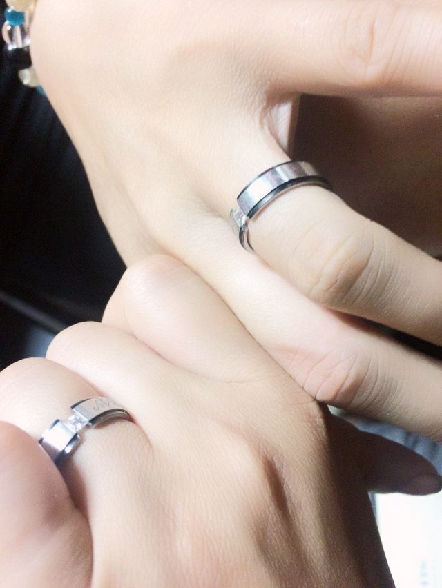 別注オーダーでダイヤを一粒入れてもらいました。