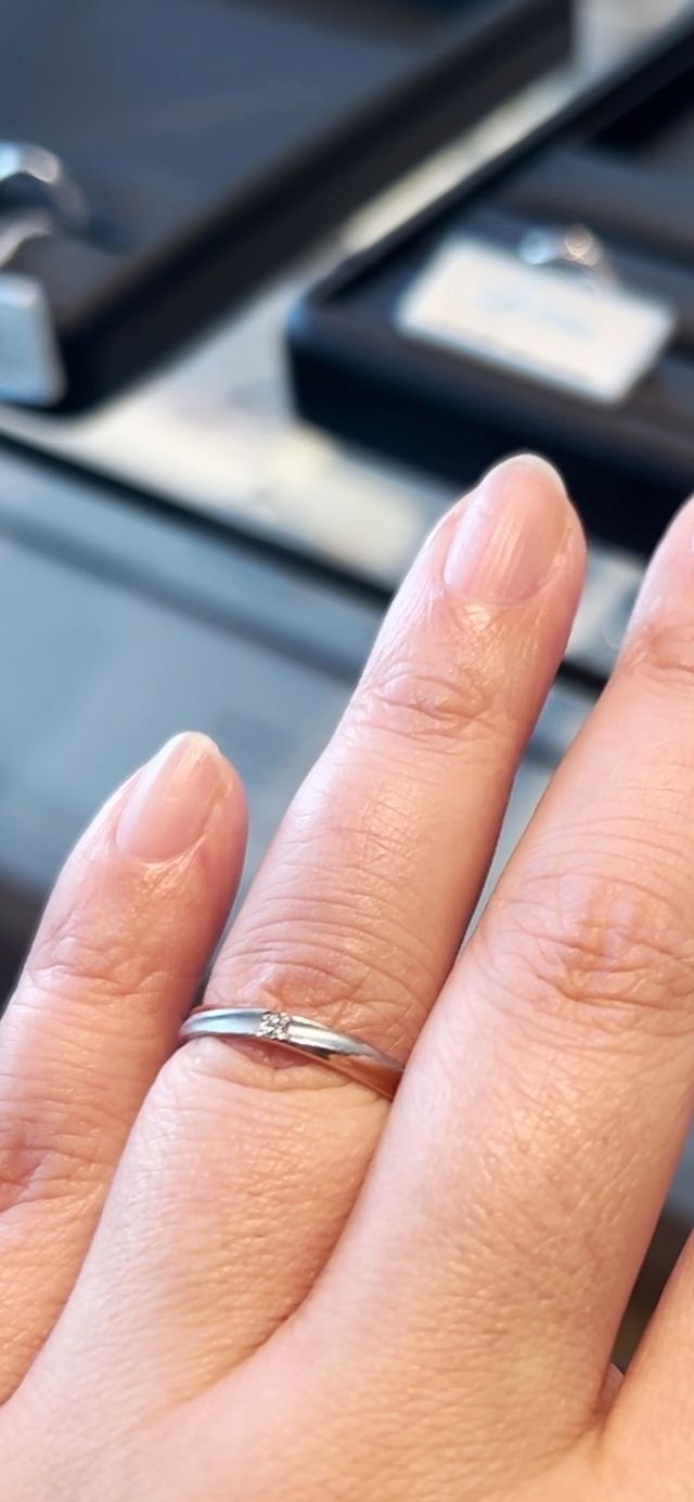 指が太めのため、お見本の指輪は関節までしかはいっていません。