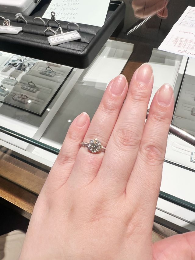 見本の指輪サイズが小さく、入り切っていません。