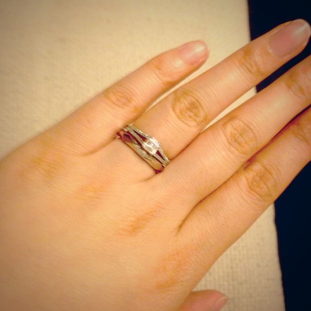 結婚指輪とともに