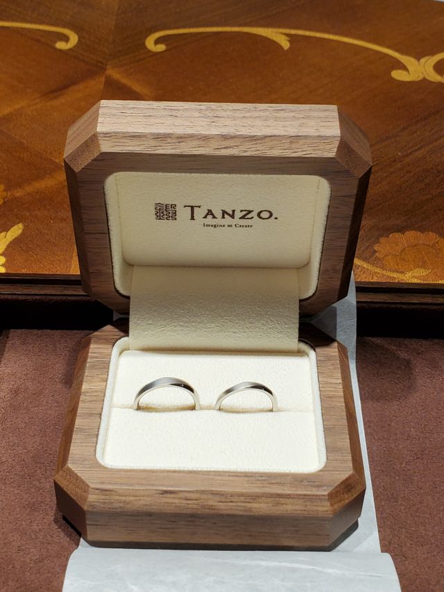 プラチナでウェーブ形状、つや消し加工を行っています