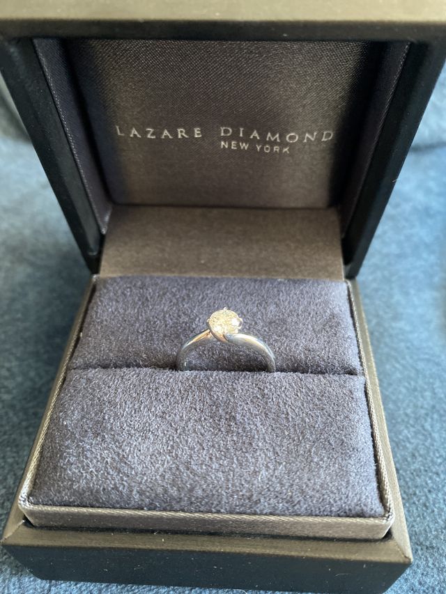 0.4カラットのダイヤが際立つシンプルなリングを選びました。