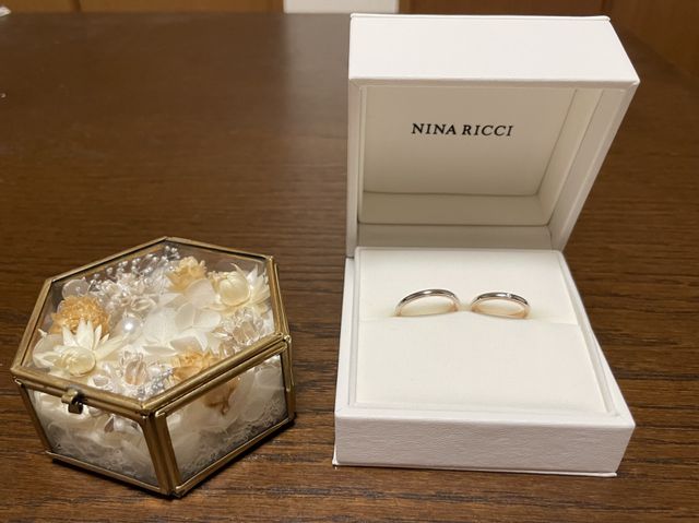 見る角度によってゴールドとシルバー、見える色が違って可愛い