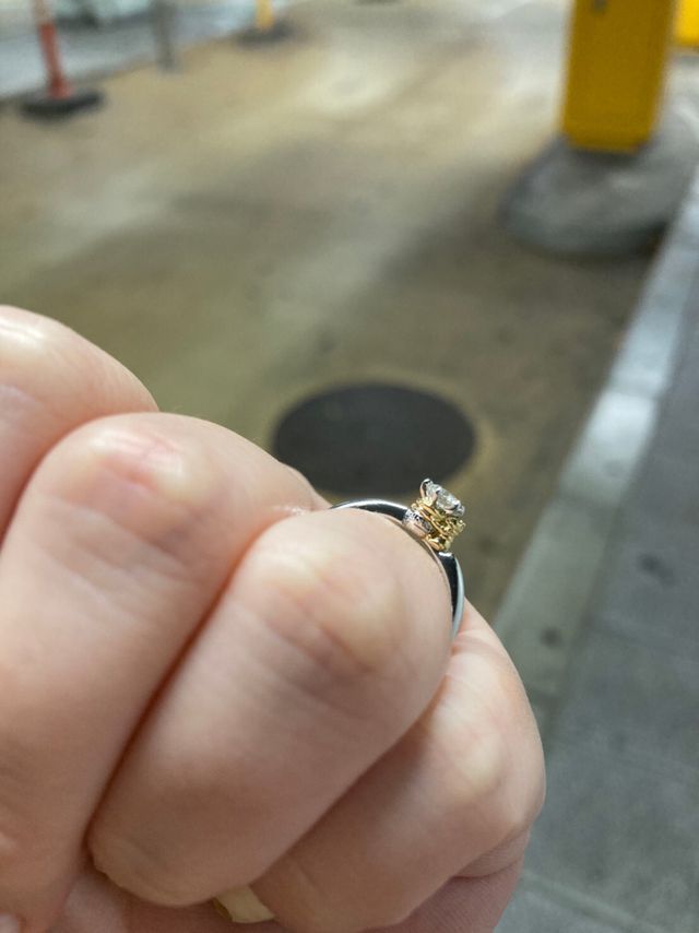 プーさんがハニーポッドを抱えているデザイン