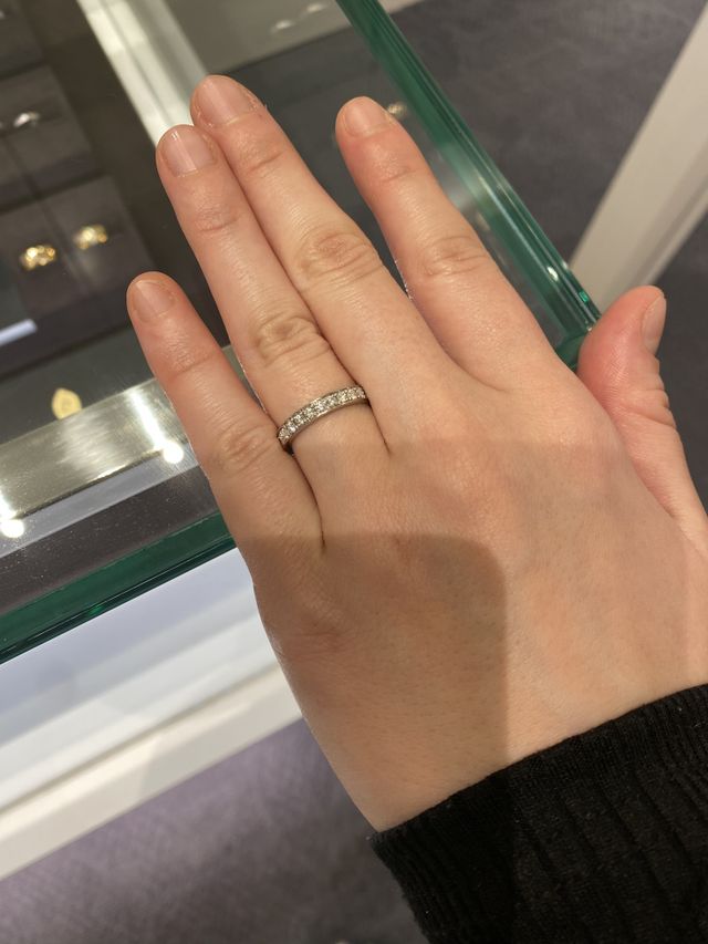 ダイヤモンドが散りばめられた豪華な指輪