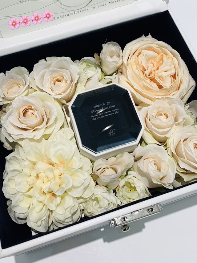 石なしでシンプルですがデザイン性があってつけやすいです。