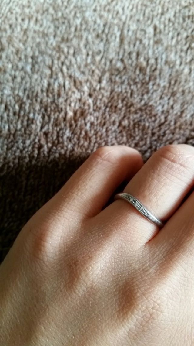 指が太短いわたしでもつけやすい細めのデザインです。