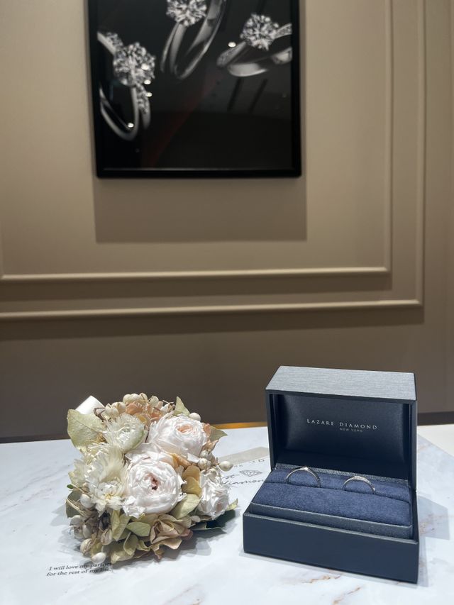 お店で撮影するためのボード、花束を貸し出してくださいました