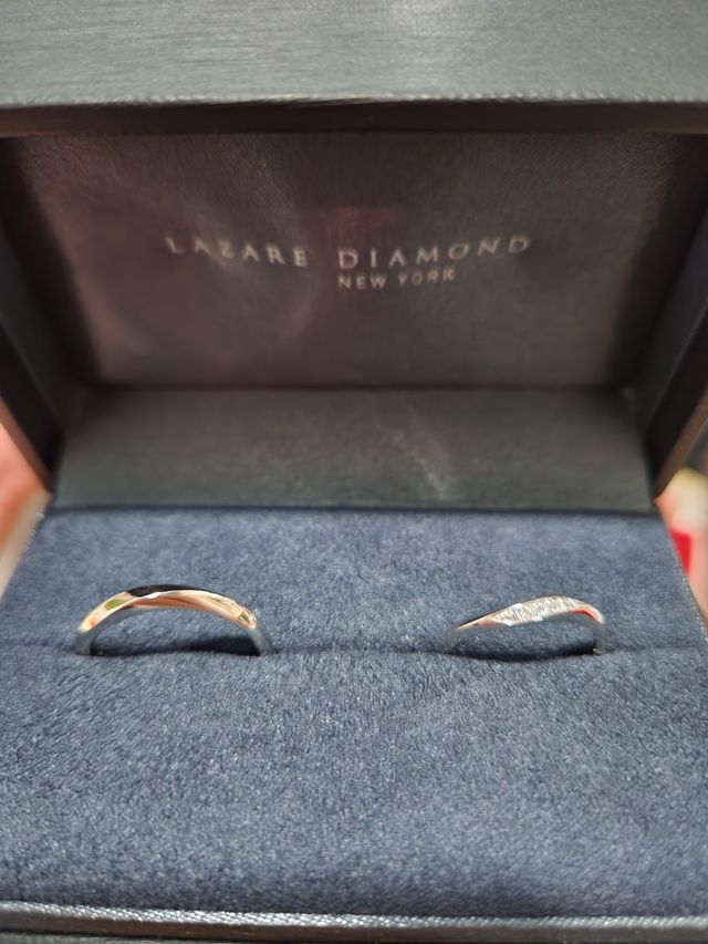 指が細く見えるようなデザインです。デザインの統一感があります