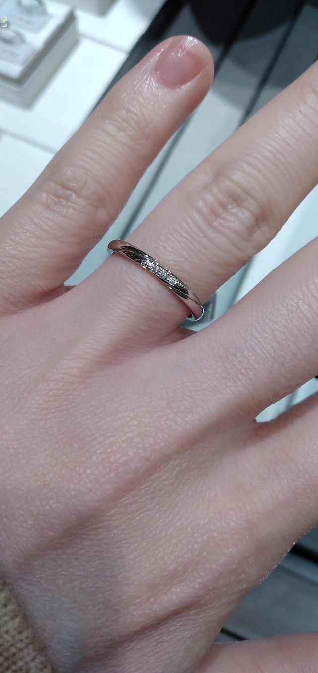 ダイヤモンド3石とは思えない輝き