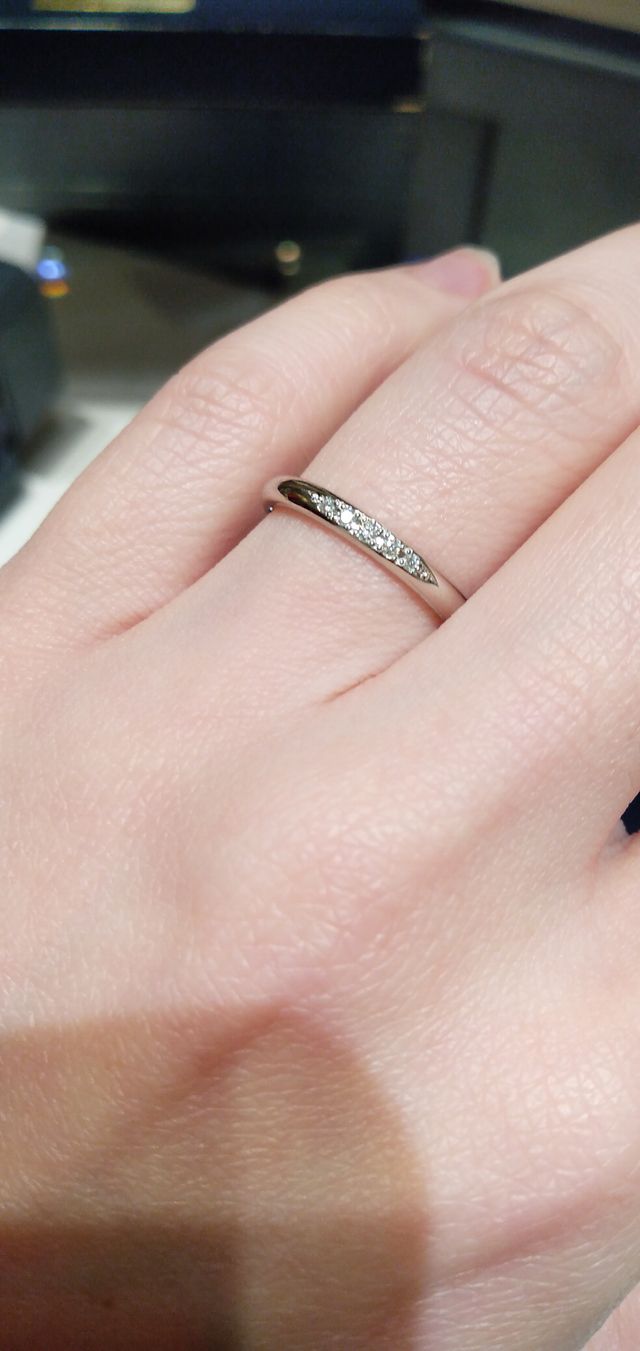 左右に向かって小さくなるダイヤのデザイン