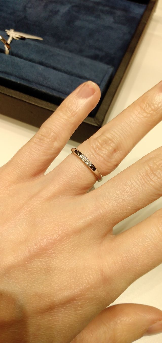 シンプルなストレートラインとダイヤモンド3石のリング