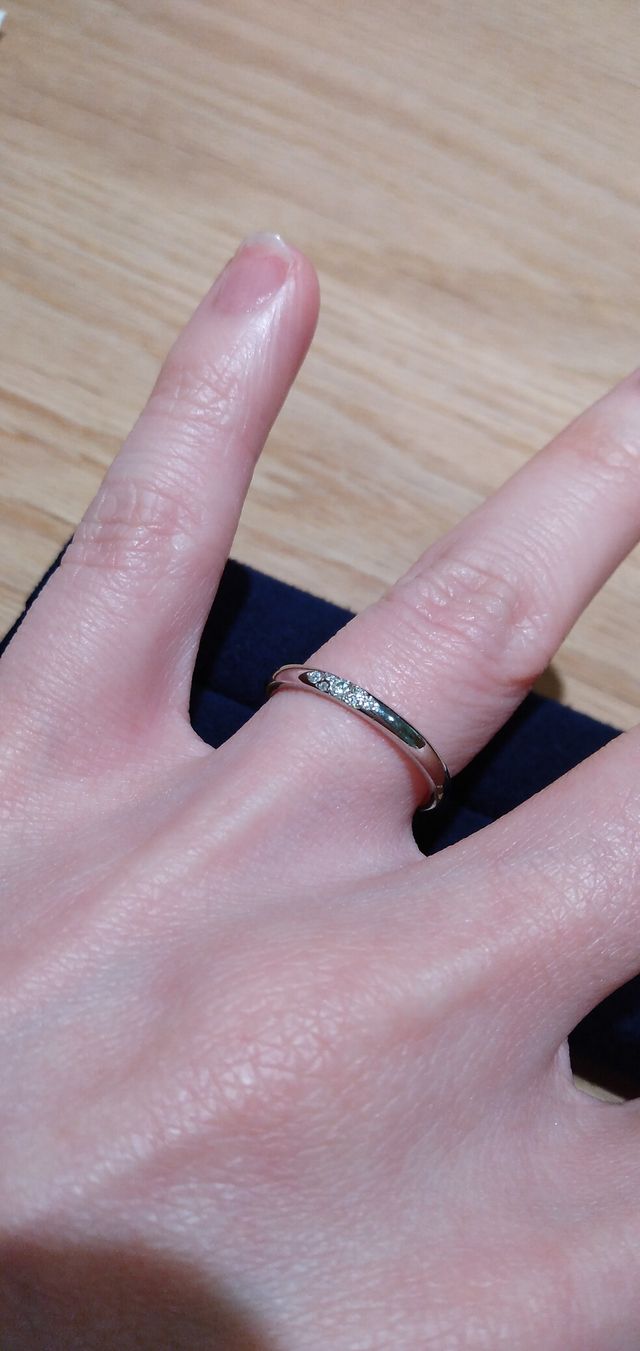 シンプルなストレートラインとダイヤの輝きが素敵なリング