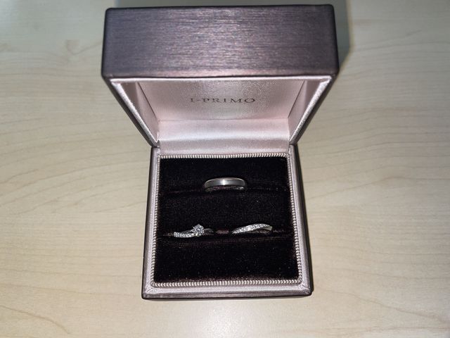 結婚指輪と婚約指輪の写真です。