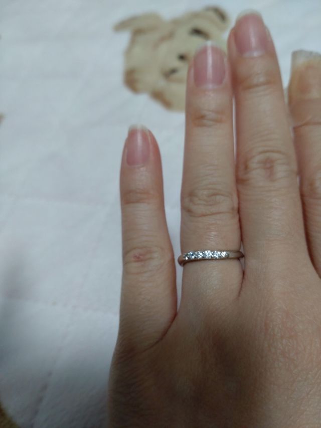 小さいダイヤが６粒ついています。華やかなデザインです。