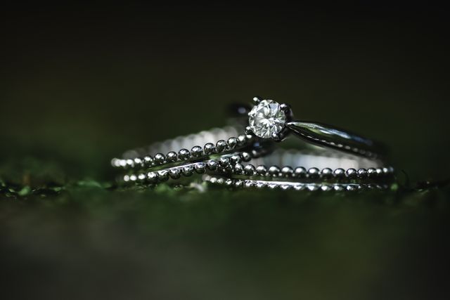 一粒ダイヤとの重ね付けも素敵でインパクトがあります。