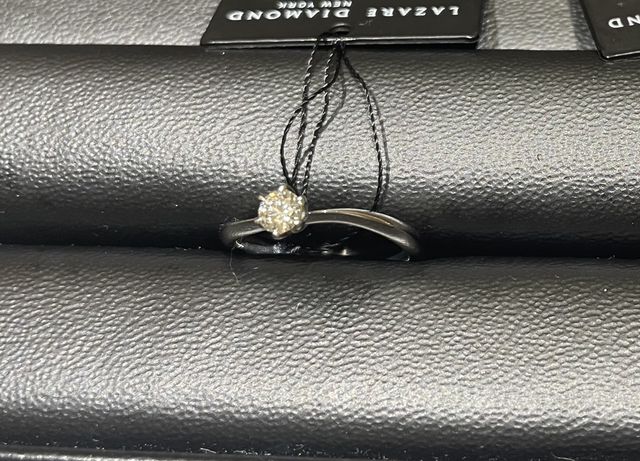 婚約指輪を購入しました。ダイヤモンドの輝きが美しいです。