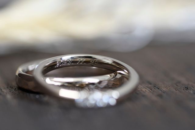 内側には入籍日を刻印してもらいました