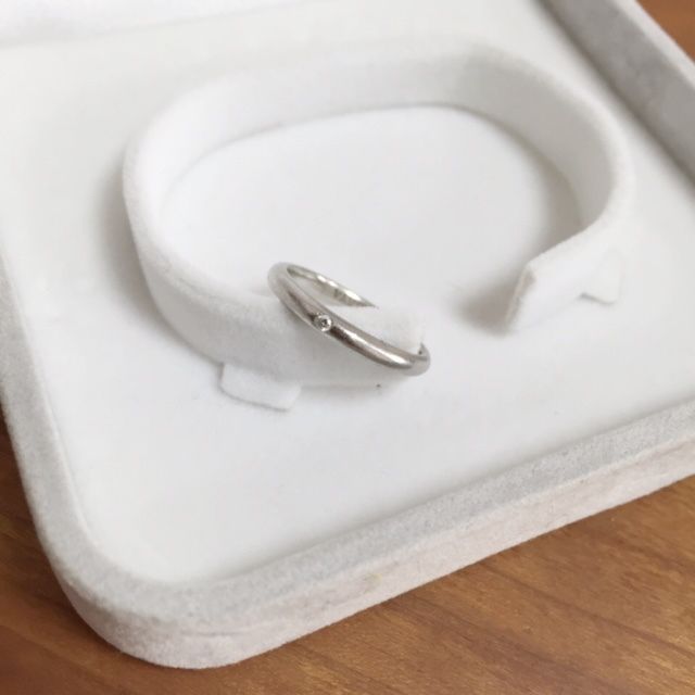 華奢で小さなダイヤが一粒あしらってあります