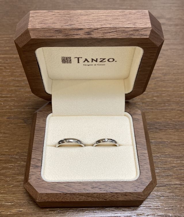 彼の指輪の内側にも私の指輪と同じ大きさのダイヤを入れました。