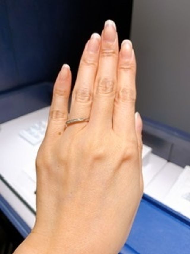 ハーフエタニティーリングで探しましたがこちらが気に入り購入。